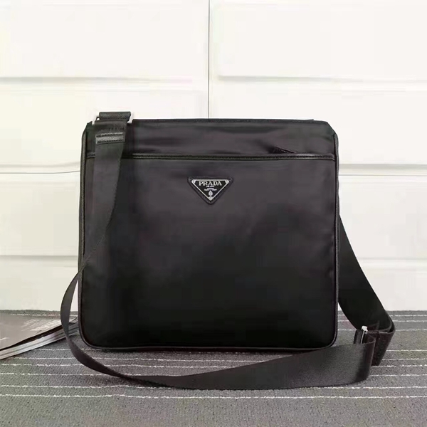 プラダバッグ側面デザイン